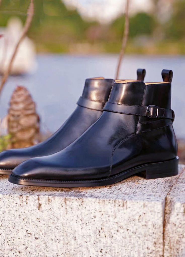 Step in Comfort: Men’s Leather Chelsea Boots with Durable Sole Support