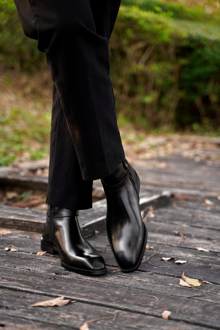 Step in Comfort: Men’s Leather Chelsea Boots with Durable Sole Support