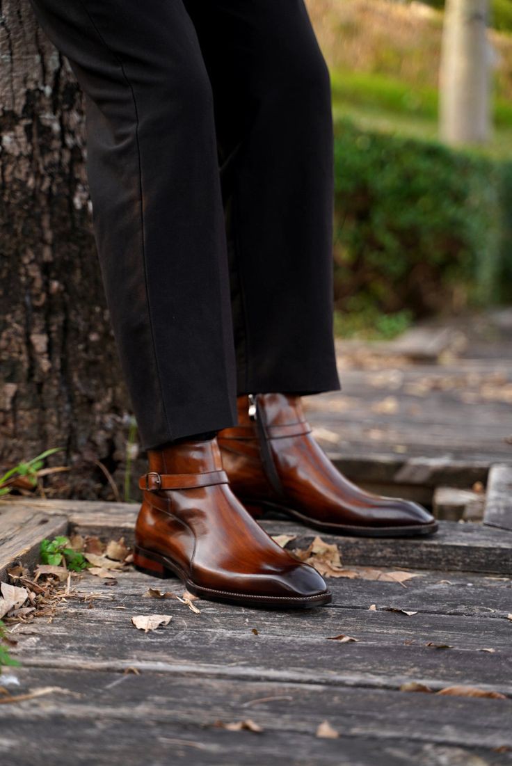 Step in Comfort: Men’s Leather Chelsea Boots with Durable Sole Support