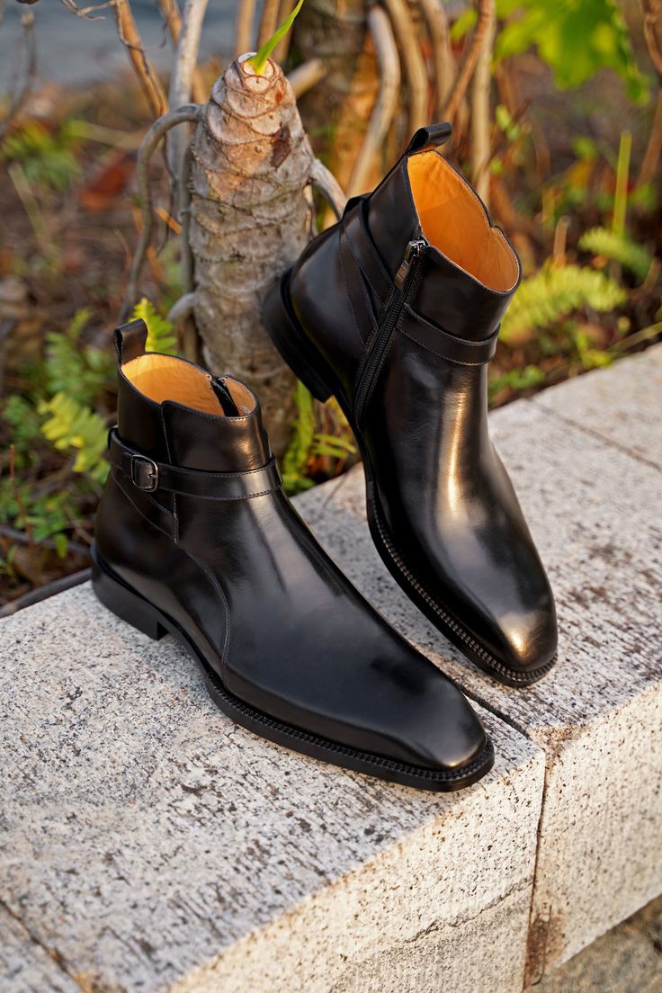 Step in Comfort: Men’s Leather Chelsea Boots with Durable Sole Support