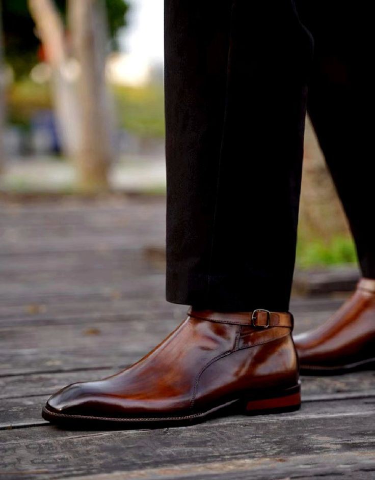 Step in Comfort: Men’s Leather Chelsea Boots with Durable Sole Support